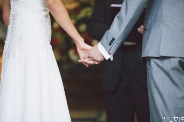 丈夫不愛妻子表現(xiàn) 一個(gè)男人對你狠心原因 丈夫不愛妻子表現(xiàn) 一個(gè)男人對你狠心原因