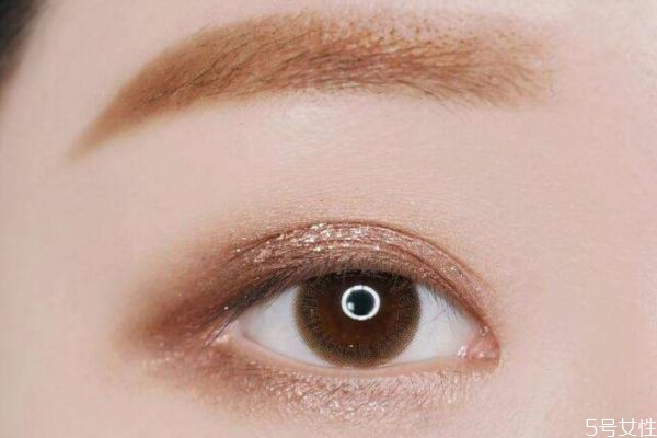 眼影亮粉怎么洗掉 眼影的小細(xì)閃怎么卸不掉 眼影亮粉怎么洗掉 眼影的小細(xì)閃怎么卸不掉