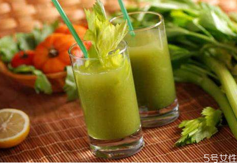 喝生的芹菜汁會(huì)拉肚子嗎 芹菜汁什么時(shí)候喝最減肥 喝生的芹菜汁會(huì)拉肚子嗎 芹菜汁什么時(shí)候喝最減肥