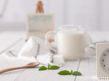 晚上空腹能喝酸奶嗎 睡覺前可以喝酸奶嗎 晚上空腹能喝酸奶嗎 睡覺前可以喝酸奶嗎