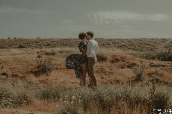 丈夫不愛妻子表現(xiàn) 一個(gè)男人對你狠心原因 丈夫不愛妻子表現(xiàn) 一個(gè)男人對你狠心原因