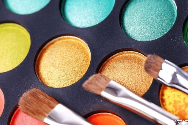 眼影閃粉怎么用 偏光和珠光眼影有什么區(qū)別 眼影閃粉怎么用 偏光和珠光眼影有什么區(qū)別