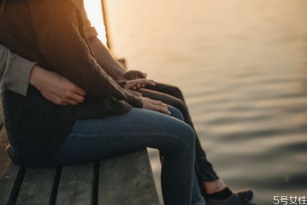 丈夫不愛妻子表現(xiàn) 一個(gè)男人對你狠心原因 丈夫不愛妻子表現(xiàn) 一個(gè)男人對你狠心原因