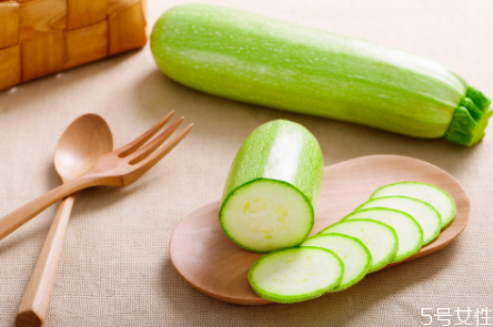 為什么西葫蘆炒著吃致癌 西葫蘆致癌的說(shuō)法是真的嗎 為什么西葫蘆炒著吃致癌 西葫蘆致癌的說(shuō)法是真的嗎