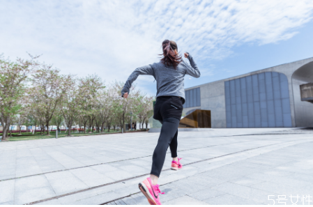 不吃晚飯一個月可以瘦多少斤 不吃晚飯跑步會瘦嗎 不吃晚飯一個月可以瘦多少斤 不吃晚飯跑步會瘦嗎