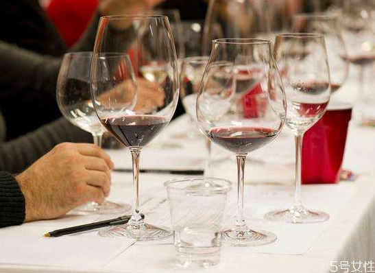 紅酒杯怎么選選多大 如何挑選一個(gè)好的紅酒杯 紅酒杯怎么選選多大 如何挑選一個(gè)好的紅酒杯
