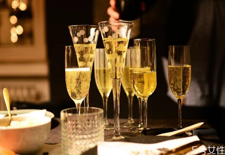 喝香檳用什么杯子 香檳打開后能存放多久 喝香檳用什么杯子 香檳打開后能存放多久