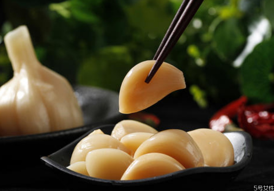 糖醋蒜里面有泡泡冒出是不是壞了 哪些人不宜吃糖醋蒜 糖醋蒜里面有泡泡冒出是不是壞了 哪些人不宜吃糖醋蒜