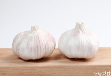 糖醋蒜里面有泡泡冒出是不是壞了 哪些人不宜吃糖醋蒜 糖醋蒜里面有泡泡冒出是不是壞了 哪些人不宜吃糖醋蒜