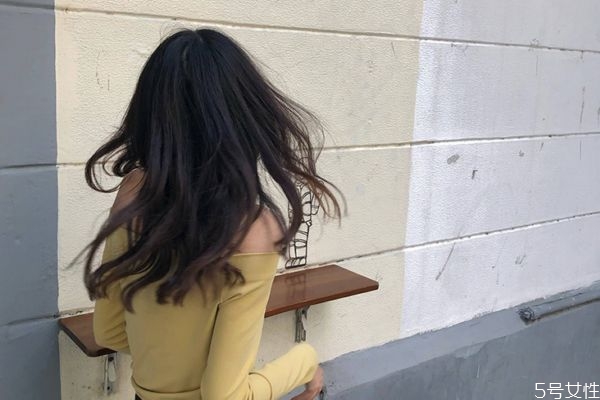 打底衫和秋衣有什么區(qū)別 打底衫分不清前后怎么辦 打底衫和秋衣有什么區(qū)別 打底衫分不清前后怎么辦