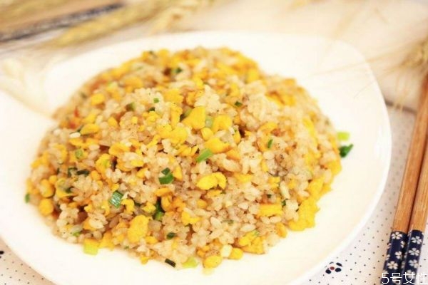 蛋炒飯是先放蛋還是先炒飯 蛋炒飯要放幾個(gè)雞蛋