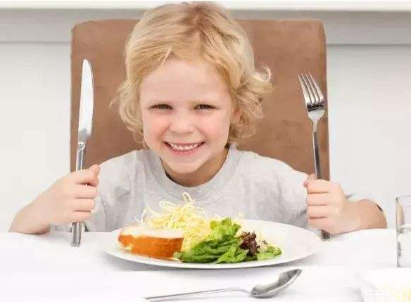 容易導(dǎo)致寶寶噎食的行為有哪些 寶寶噎食急救措施 容易導(dǎo)致寶寶噎食的行為有哪些 寶寶噎食急救措施