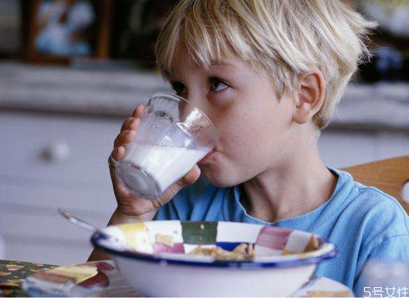 容易導(dǎo)致寶寶噎食的行為有哪些 寶寶噎食急救措施 容易導(dǎo)致寶寶噎食的行為有哪些 寶寶噎食急救措施
