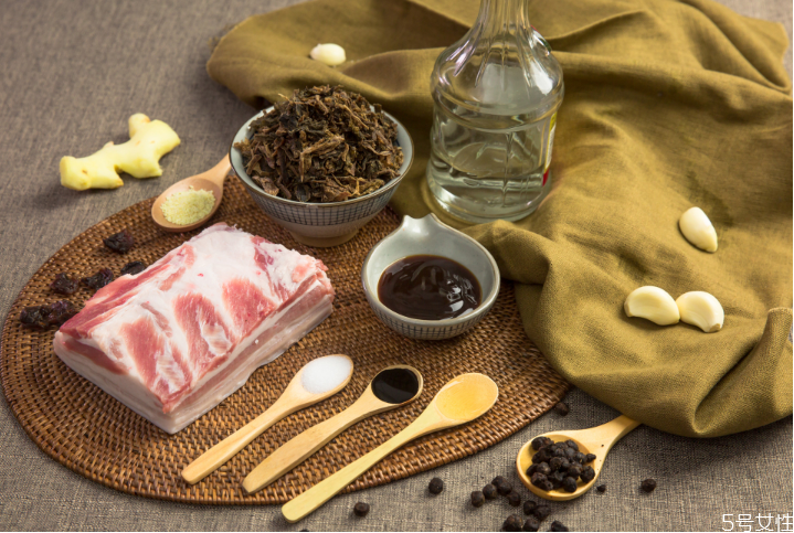 梅干菜越黑越好嗎 干的梅干菜要泡多久 梅干菜越黑越好嗎 干的梅干菜要泡多久