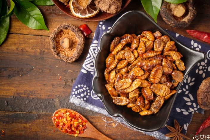 蠶蛹哪個不能吃 蠶蛹吃多了有什么副作用 蠶蛹哪個不能吃 蠶蛹吃多了有什么副作用