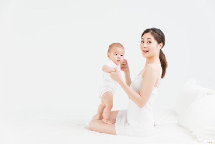 三個(gè)月寶寶可以枕枕頭嗎 三個(gè)月寶寶可以枕幾厘米枕頭 三個(gè)月寶寶可以枕枕頭嗎 三個(gè)月寶寶可以枕幾厘米枕頭