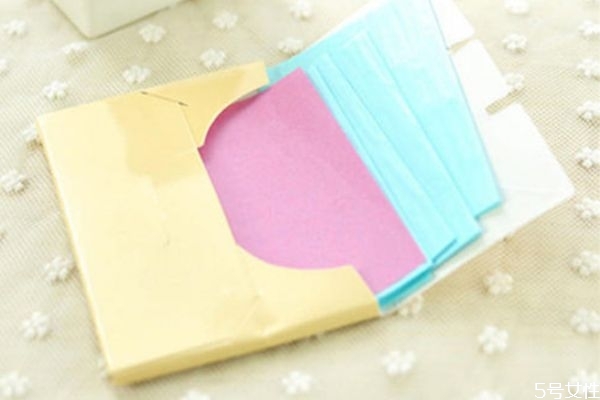 為什么不能用吸油紙摩擦臉 油皮可以經(jīng)常用吸油紙嗎 為什么不能用吸油紙摩擦臉 油皮可以經(jīng)常用吸油紙嗎