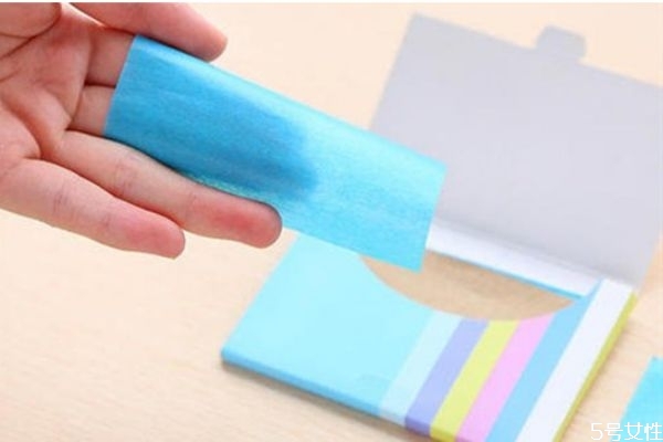 為什么吸油紙讓臉變得很干 吸油紙和普通紙巾區(qū)別 為什么吸油紙讓臉變得很干 吸油紙和普通紙巾區(qū)別