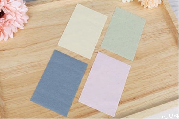 吸油紙適合什么膚質(zhì) 為什么吸油紙會把粉底也吸走 吸油紙適合什么膚質(zhì) 為什么吸油紙會把粉底也吸走