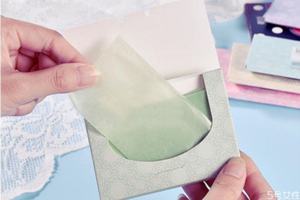 吸油紙的作用 護膚后臉油可以用吸油紙嗎 吸油紙的作用 護膚后臉油可以用吸油紙嗎