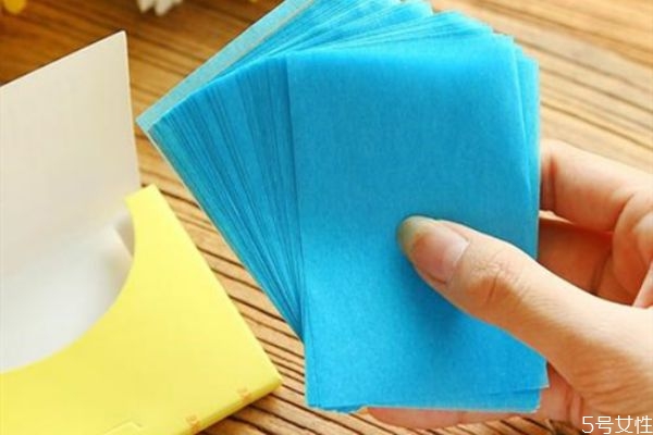 干性皮膚用吸油紙能吸出油嗎 為什么吸油紙可以吸油 干性皮膚用吸油紙能吸出油嗎 為什么吸油紙可以吸油