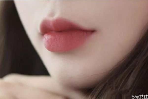 涂完唇膏多久涂口紅 潤唇膏和口紅的區(qū)別 涂完唇膏多久涂口紅 潤唇膏和口紅的區(qū)別