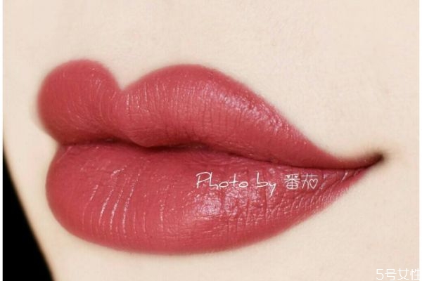 用粉底液打底再涂啞光口紅會滋潤嗎 用啞光口紅怎么打底 用粉底液打底再涂啞光口紅會滋潤嗎 用啞光口紅怎么打底