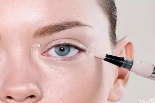 遮暇可以涂滿臉部嗎 遮瑕怎么用能遮住斑點 遮暇可以涂滿臉部嗎 遮瑕怎么用能遮住斑點