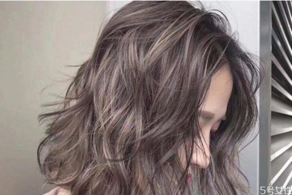 錫紙燙和紋理燙藥水一樣嗎 錫紙燙和紋理燙有什么區(qū)別 錫紙燙和紋理燙藥水一樣嗎 錫紙燙和紋理燙有什么區(qū)別