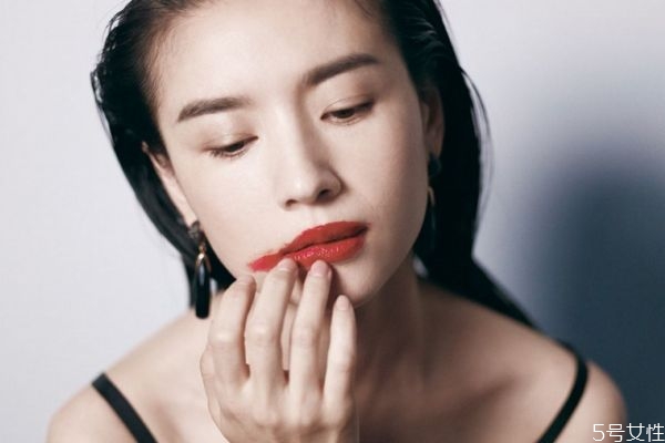 用粉底液打底再涂啞光口紅會滋潤嗎 用啞光口紅怎么打底 用粉底液打底再涂啞光口紅會滋潤嗎 用啞光口紅怎么打底