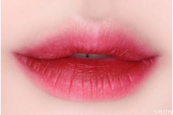 涂完唇膏多久涂口紅 潤唇膏和口紅的區(qū)別 涂完唇膏多久涂口紅 潤唇膏和口紅的區(qū)別