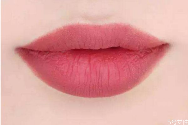 潤唇膏和口紅哪個先涂 涂口紅前涂什么潤唇膏 潤唇膏和口紅哪個先涂 涂口紅前涂什么潤唇膏