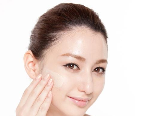 只涂bb霜不定妝可以嗎 氣墊bb和bb霜哪個(gè)更持久 只涂bb霜不定妝可以嗎 氣墊bb和bb霜哪個(gè)更持久