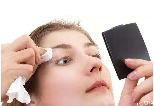 卸妝水進(jìn)眼睛眼睛會瞎嗎 卸妝水進(jìn)眼睛會有危險(xiǎn)嗎 卸妝水進(jìn)眼睛眼睛會瞎嗎 卸妝水進(jìn)眼睛會有危險(xiǎn)嗎