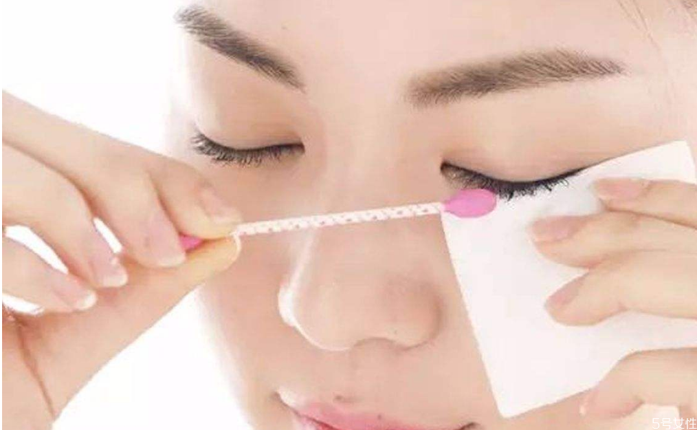 卸妝水進(jìn)眼睛眼睛會瞎嗎 卸妝水進(jìn)眼睛會有危險(xiǎn)嗎 卸妝水進(jìn)眼睛眼睛會瞎嗎 卸妝水進(jìn)眼睛會有危險(xiǎn)嗎