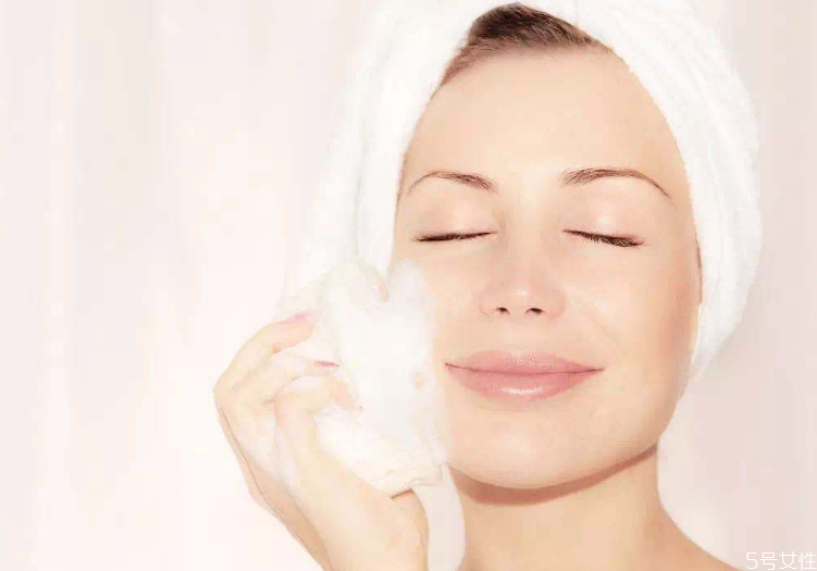 卸妝濕巾可以帶上飛機(jī)嗎 一次性卸妝巾和卸妝水有何區(qū)別 卸妝濕巾可以帶上飛機(jī)嗎 一次性卸妝巾和卸妝水有何區(qū)別