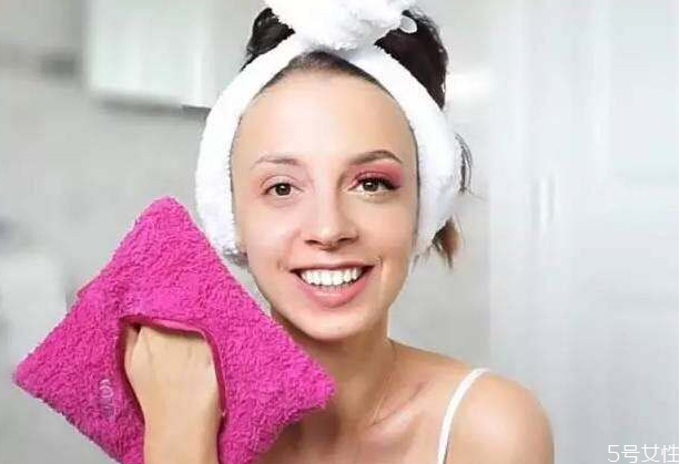 卸妝濕巾可以帶上飛機(jī)嗎 一次性卸妝巾和卸妝水有何區(qū)別 卸妝濕巾可以帶上飛機(jī)嗎 一次性卸妝巾和卸妝水有何區(qū)別