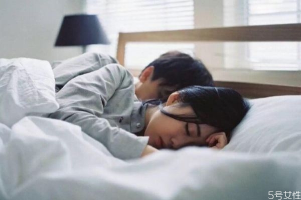 情侶交往多久適合發(fā)生性行為 情侶一起睡覺(jué)男生能忍住嗎 情侶交往多久適合發(fā)生性行為 情侶一起睡覺(jué)男生能忍住嗎