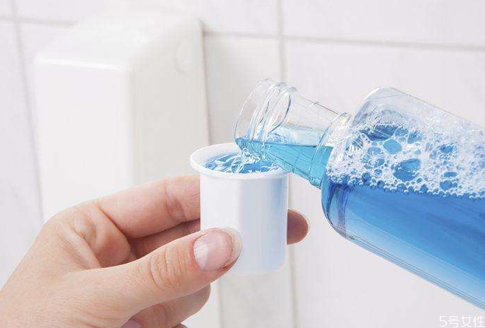 漱口水吐出黑色的東西是什么 漱口水可以長期使用嗎 漱口水吐出黑色的東西是什么 漱口水可以長期使用嗎