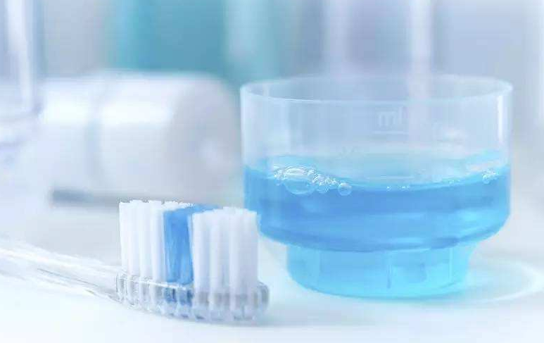 漱口水吐出黑色的東西是什么 漱口水可以長期使用嗎 漱口水吐出黑色的東西是什么 漱口水可以長期使用嗎