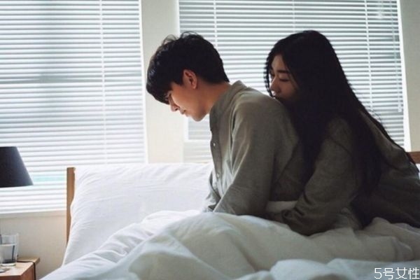 情侶交往多久適合發(fā)生性行為 情侶一起睡覺(jué)男生能忍住嗎 情侶交往多久適合發(fā)生性行為 情侶一起睡覺(jué)男生能忍住嗎