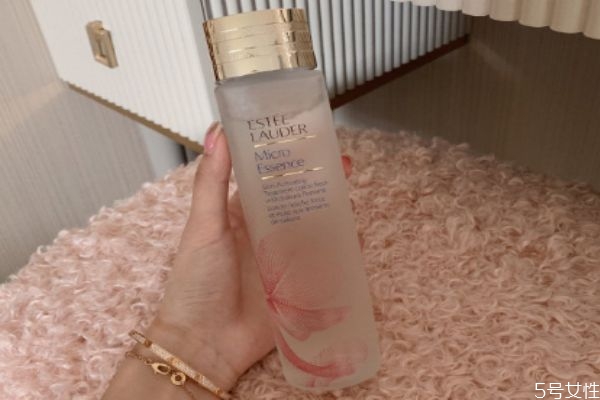 精華水能代替爽膚水嗎 什么化妝水適合敏感肌膚 精華水能代替爽膚水嗎 什么化妝水適合敏感肌膚