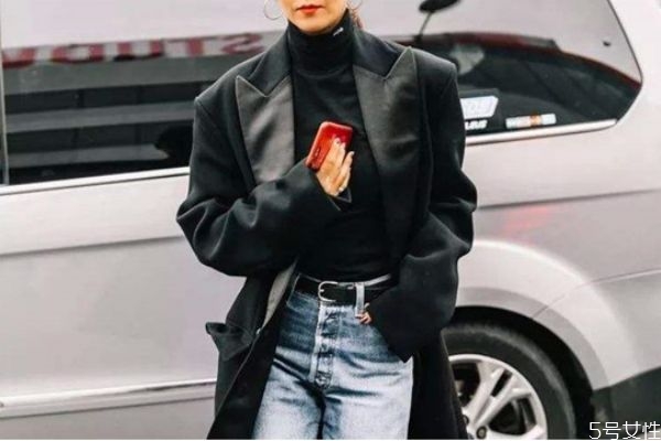 白色打底衫配什么上衣 打底衫白色和黑色哪個好搭 白色打底衫配什么上衣 打底衫白色和黑色哪個好搭