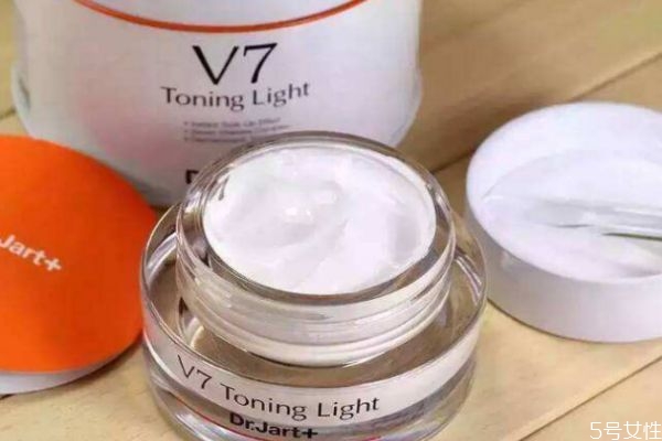 面霜和素顏霜的區(qū)別 亮顏霜就是素顏霜嗎 面霜和素顏霜的區(qū)別 亮顏霜就是素顏霜嗎