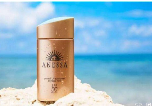 涂防曬不洗臉?biāo)X會怎樣 防曬霜要用卸妝水卸嗎 涂防曬不洗臉?biāo)X會怎樣 防曬霜要用卸妝水卸嗎