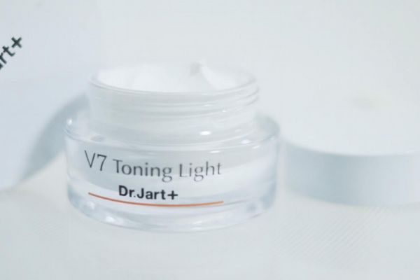 長(zhǎng)時(shí)間用素顏霜可以變白嗎 過(guò)期素顏霜用了會(huì)爛臉嗎