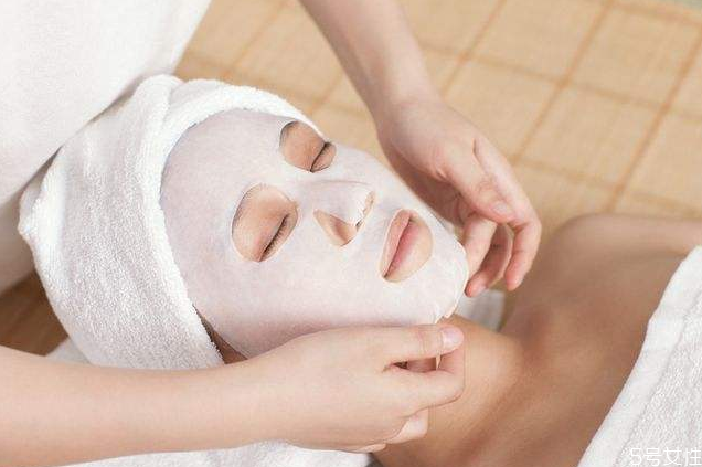 敷面膜可以玩手機嗎 敷美白面膜要不要關(guān)燈 敷面膜可以玩手機嗎 敷美白面膜要不要關(guān)燈