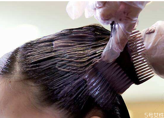 染過黑色的頭發(fā)再染什么顏色容易上色 染黑后想換顏色怎么辦 染過黑色的頭發(fā)再染什么顏色容易上色 染黑后想換顏色怎么辦