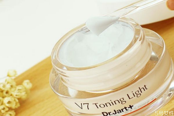 素顏霜是素顏時候用的嗎 用了面霜能用素顏霜嗎 素顏霜是素顏時候用的嗎 用了面霜能用素顏霜嗎