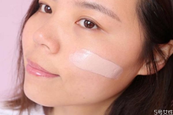 素顏霜適合什么人 涂了素顏霜怎么補妝 素顏霜適合什么人 涂了素顏霜怎么補妝